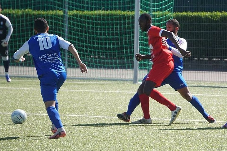 Gasperich, hier in blau im Rückspiel gegen Kayl-Tetingen, bekommt die 3 Punkte aus dem Hinspiel gutgeschrieben Gasperich, hier in blau im Rückspiel gegen Kayl-Tetingen, bekommt die 3 Punkte aus dem Hinspiel gutgeschrieben