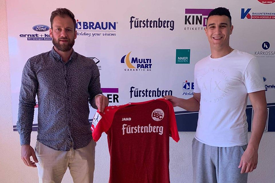 Der dritte Neue: Vom Freiburger FC wechselt Stürmer Ivan Novakovic (re.) zum Bahlinger SC. Links im Bild Bernhard Wiesler, der Sportliche Leiter des BSC.