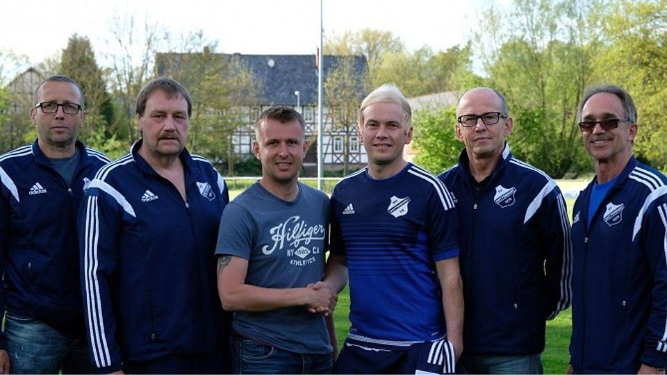 Das Hattendorfer Teammanagement präsentiert seinen neuen Trainer (von links): Ralf Schmidt, Heinz Gieß, der neue Coach Christian Langhof, Mirko Ochs (1. Vorsitzender), Dieter Ochs und Berthold Rinner.	Foto: Rinner