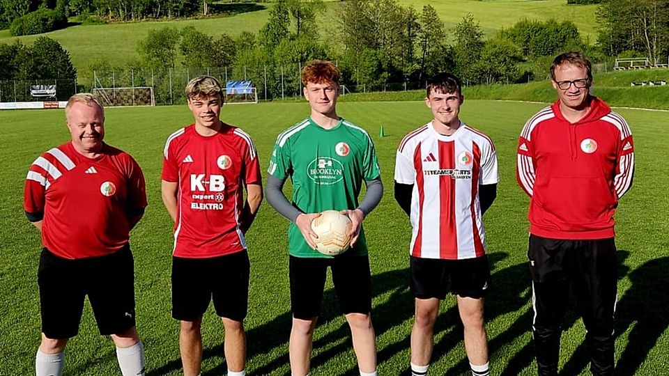 SCZ-Coach Markus Biller (li.) mit den Youngsters (vol li. na. re.) Timo König, Sebastian Ruh, Lukas Simmet und dem neuen Reserve-Chefanweiser Marco Fritz 