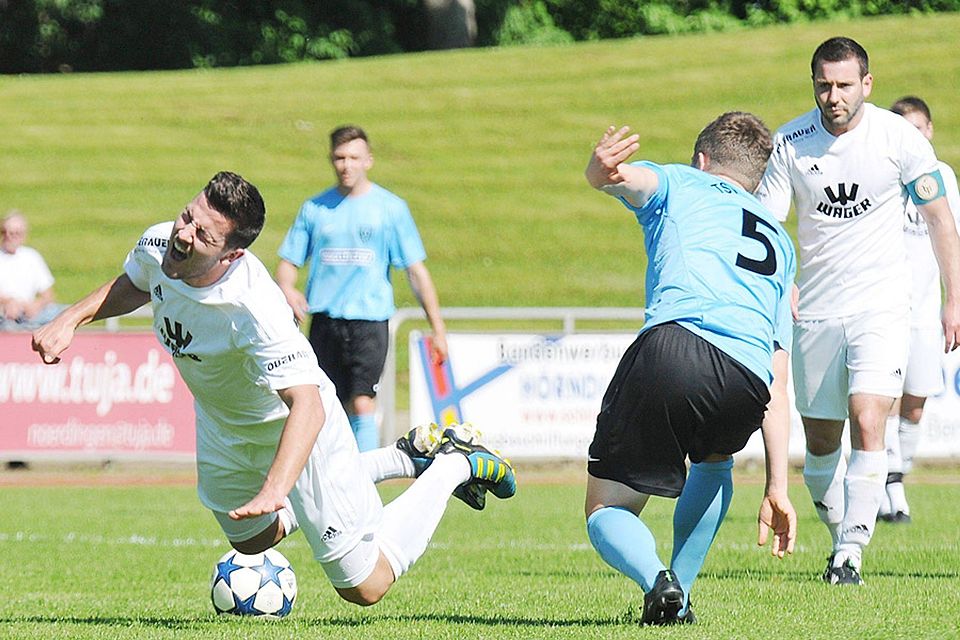 René Schröder (links) musste zuletzt in Nördlingen einiges einstecken. Unter anderem gab es einen schwerwiegenden Tritt gegen den Knöchel. Ob er gegen den SV Raisting für den FC Gundelfingen auflaufen