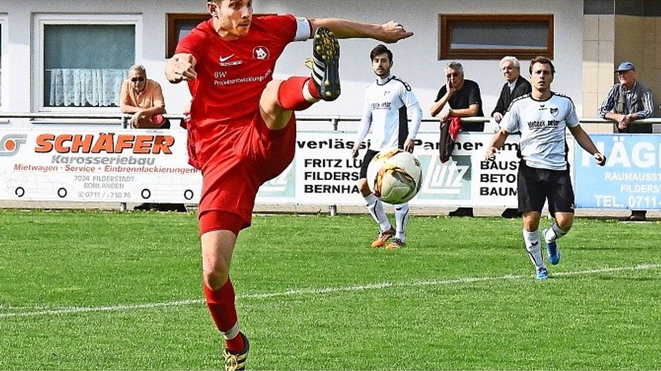 MTV-Torjäger Raphael Hahn verbuchte im Spiel gegen den Tabellenführer SV Bonlanden zwei Treffer und erhöhte damit die Zahl seiner Saisontore auf 20.  Foto: Günter Bergmann