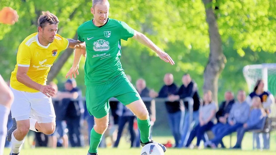 Egenhausens Michael Kraus (links) duelliert sich mit dem Unterspiesheimer Patrick Wolf