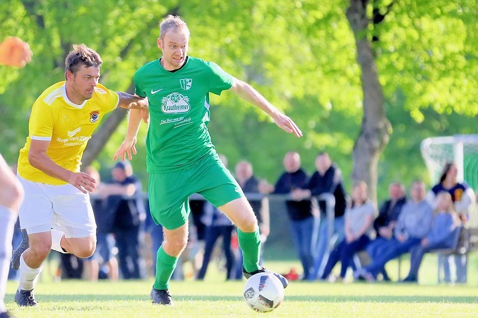 Egenhausens Michael Kraus (links) duelliert sich mit dem Unterspiesheimer Patrick Wolf