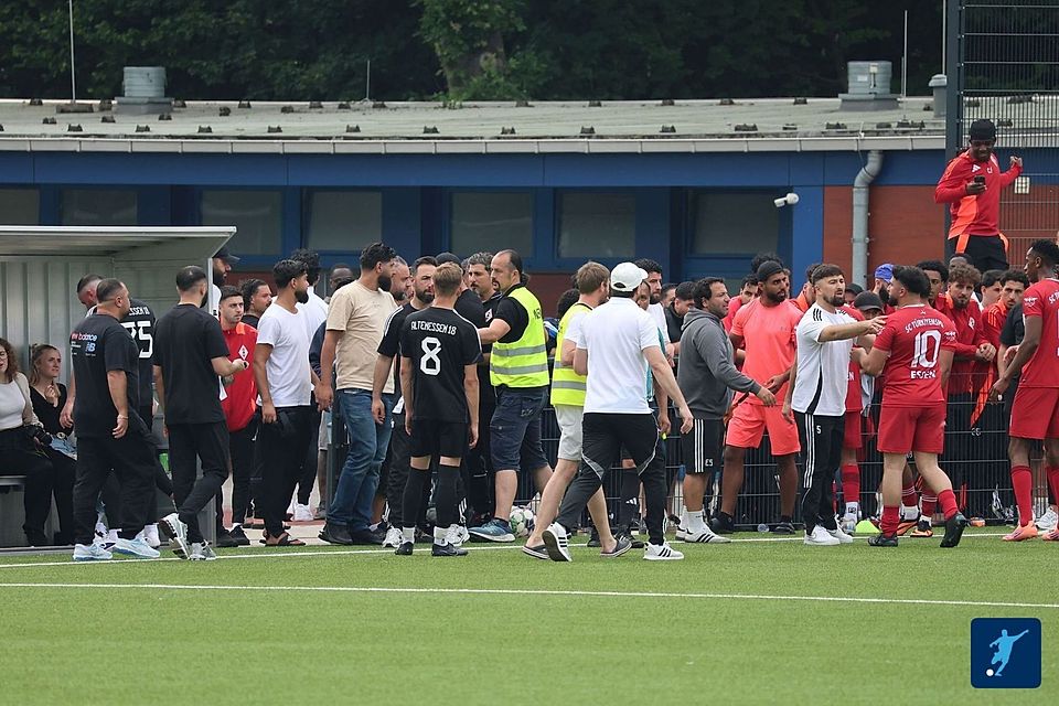 Schon vor der finalen Eskalation wurde das Spiel kurz unterbrochen. Schon vor der finalen Eskalation wurde das Spiel kurz unterbrochen.