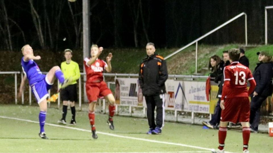 Jörg Baumann (im Hintergrund) wird auch zukünftig beim TSV Venne an der Seitenlinie stehen. F: KarlHeinz Rickelmann