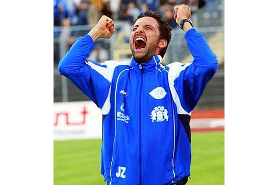 So kennen ihn die Oldenburger Fans: Josef Zinnbauer jubelt  in der blau-weißen Trainingsjacke des VfB.