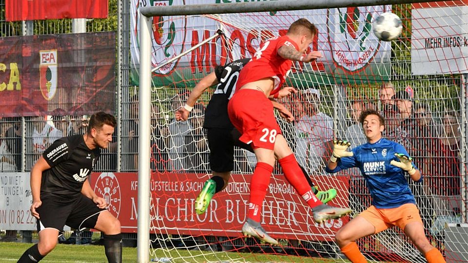 Gegen den Kopfball von Ex-Nationalspieler André Hahn zum Augsburger 5:0 waren Fabio Kühn (links) und FCG-Keeper Dennis Ortner (rechts) machtlos.