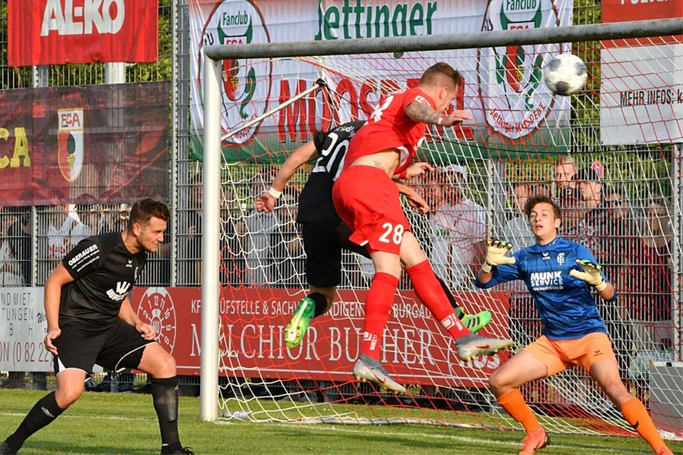 Gegen den Kopfball von Ex-Nationalspieler André Hahn zum Augsburger 5:0 waren Fabio Kühn (links) und FCG-Keeper Dennis Ortner (rechts) machtlos.