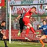 Gegen den Kopfball von Ex-Nationalspieler André Hahn zum Augsburger 5:0 waren Fabio Kühn (links) und FCG-Keeper Dennis Ortner (rechts) machtlos.
