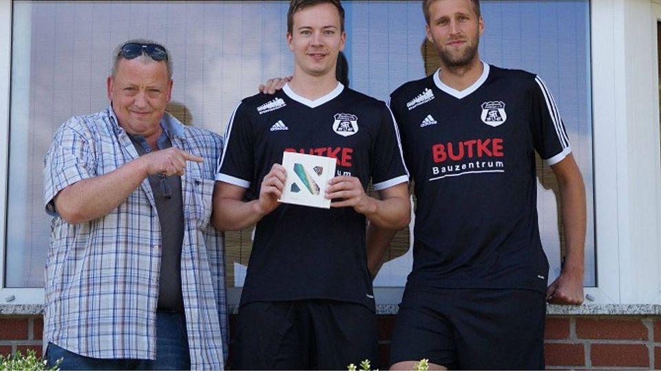 Freuen sich über die FuPa.tv-Kamera (von links): Abteilungsleiter Uwe Stallkamp, Dwayne de Jonge und Kapitän Philipp Vennemann. Foto: Sven Hallmann-Schüer