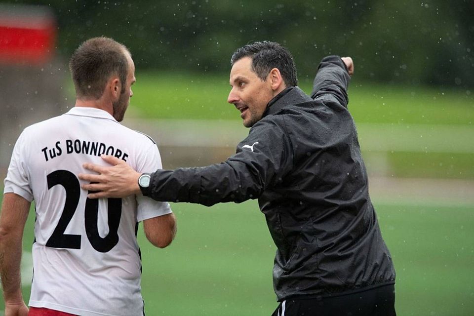 Coaching in Unterzahl: Bonndorfs Trainer Björn Schlageter weist in der kurzenz Trinkpause Niklas Bernhart den Weg zum Sieg.