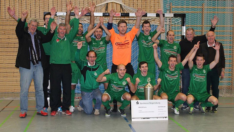 Regensburger Stadtmeister 2014: der SV Fortuna Regensburg um Coach Helmut Zeiml (2. v. li.). F: Würthele