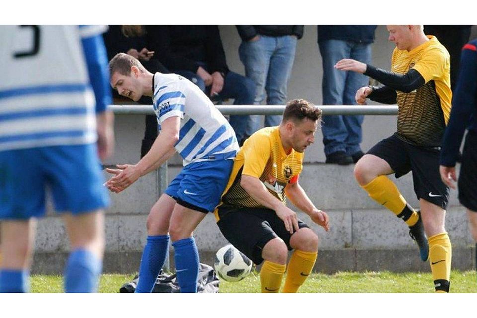 Schemmerhofen (l. Felix Fiderer) setzte sich gegen die SG Altheim/Schemmerberg (hier Tim Schütt). (Foto: Volker Strohmaier)
