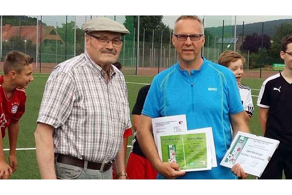 Als fairster Trainer der Bezirksligasaison 2014/15 erhielt Uwe Marsänger (rechts) von Fair-Play-Cup-Referent Gerhard Walter Urkunde und Gutschein. Foto: privat
