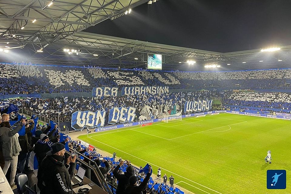 Große Choreo der Fans des MSV Duisburg. 