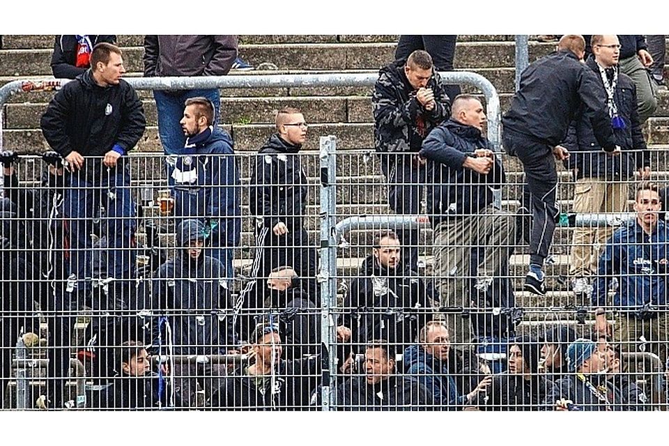 Auf den Barrikaden: Einige Kieler Fans sind nach dem „Fahnenklau“ durch Darmstädter Anhänger kurz vor dem Wiederanpfiff zur zweiten Hälfte kaum noch zu halten.