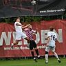 Durch einen Doppelschlag erst in der Schlußphase hielt die U23 des FC Weiden-Ost (in Weiß) ihren über 70 Minuten lang führenden und nun immer noch punktlosen Gast aus Eschenbach (schwarze Hose) nieder.