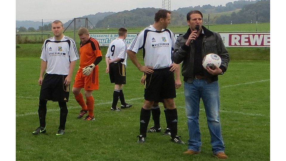 Vor dem Spiel überreichte der Vorstandsvorsitzende den Spielball (eine Spende des Frielendorfer Bürgermeisters Birger Fey) dem Schiedsrichter.        F: Tobias Völker