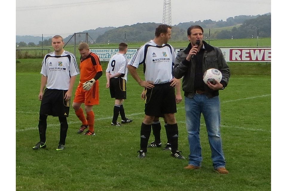 Vor dem Spiel überreichte der Vorstandsvorsitzende den Spielball (eine Spende des Frielendorfer Bürgermeisters Birger Fey) dem Schiedsrichter.        F: Tobias Völker
