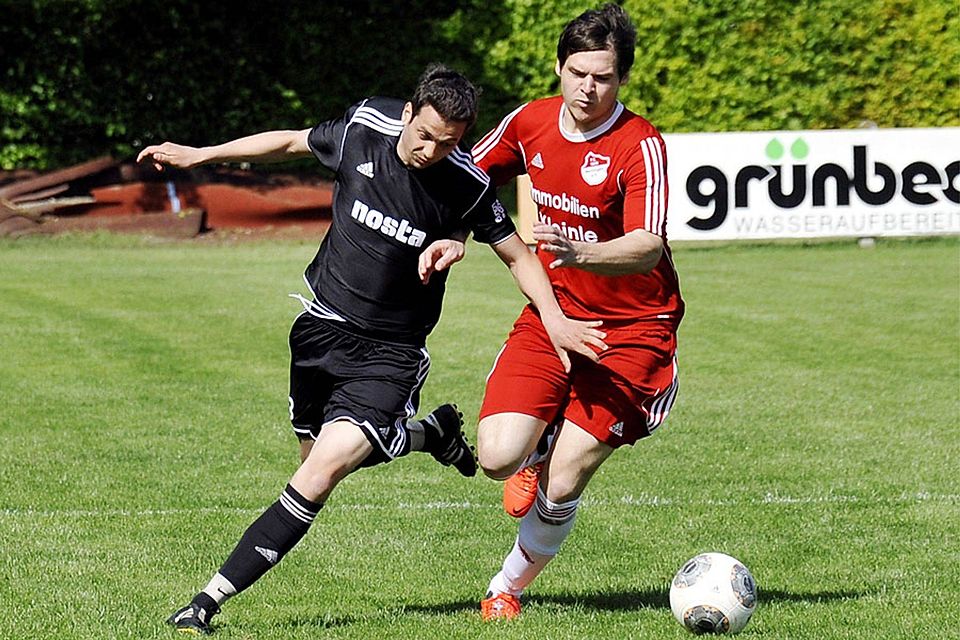 Mit fünf Nominierungen in der FuPa-Elf der Woche ist Mertingens Stefan Spingler (rechts) die Nummer eins in der Kreisklasse Nord 2.   F.: Karl Aumiller