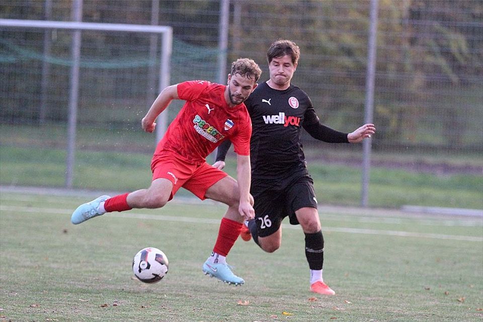 Philipp Spohn (KIlia Kiel) beim Versuch, Till Börner (Inter Türkspor Kiel) den Ball abzujagen.