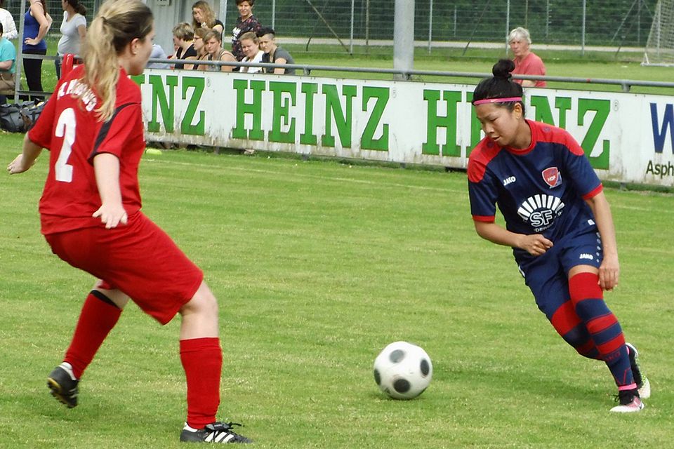 Den letzten Treffer in der Vorsaison erzielte Pui San Yau(re) - zum 5:2 Sieg für den FFC in Moosburg  Foto: Jürgen Mühlstädt