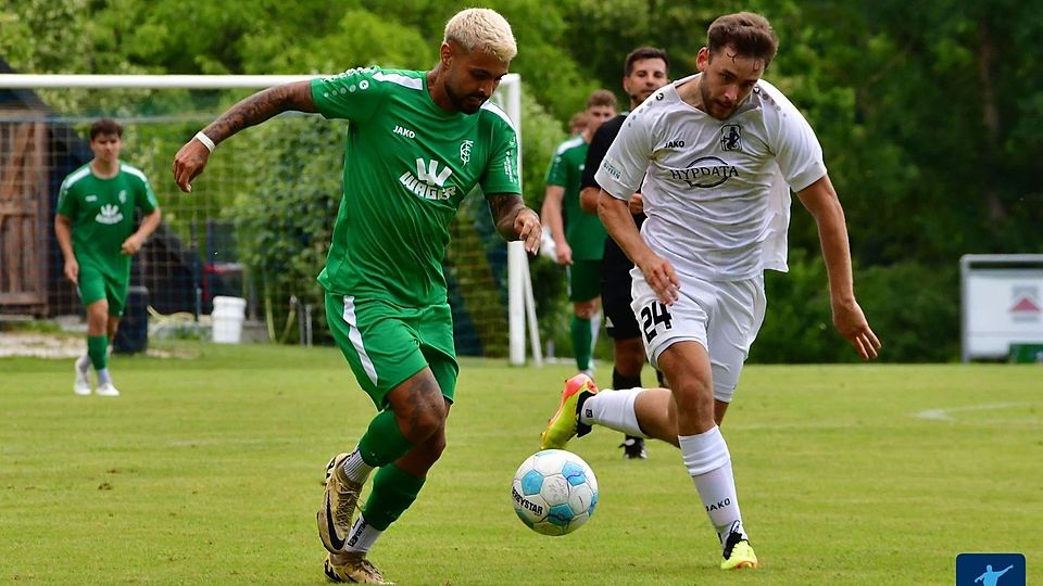 Gundelfingen um ihren Doppeltorschützen Mehmet Ali Fidan (li.) hatte gegen Schwaben Augsburg die Nase vorne 