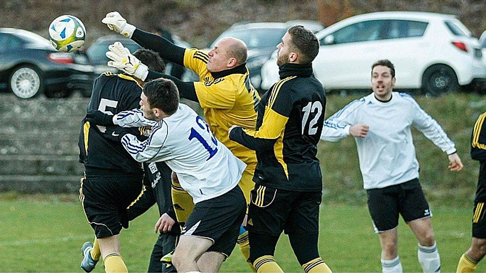 Augen zu und durch: Im Strafraum der Spabrücker geht es hoch her. Die SG entschied das Verfolgerduell beim SV Waldlaubersheim 2:0 für sich.	Foto: Dirk Waidner