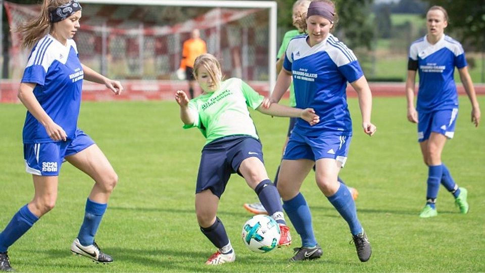 Nicht nur in dieser Szene nummerisch überlegen waren die Bernbeurerinnen (blaue Trikots) ihren Gegnerinnen vom TSV Peiting II. Beim 6:0 der Auerberglerinnen hatten die Peitingerinnen nicht wirklich eine Chance.  Foto: fuhrmann