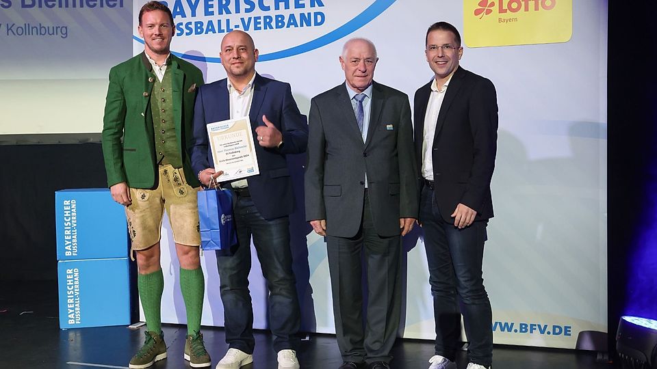 Thomas Bielmeier (2.v.li.) eingerahmt von Bundestrainer Julian Nagelsmann (li.) und BFV-Präsident Dr. Christoph Kern (re.).