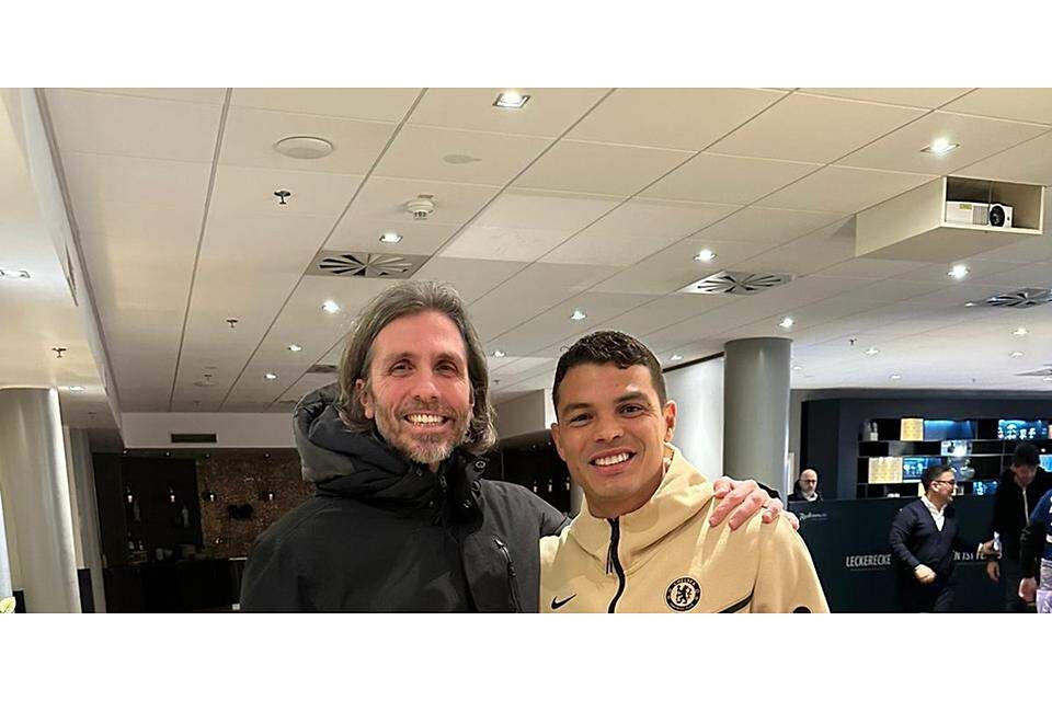  Kenenn sich aus gemeinsamen Zeiten: der Wahl-Wetzlarer Daniel Vier (l.) und Weltstar Thiago Silva vom FC Chelsea. (© ) 