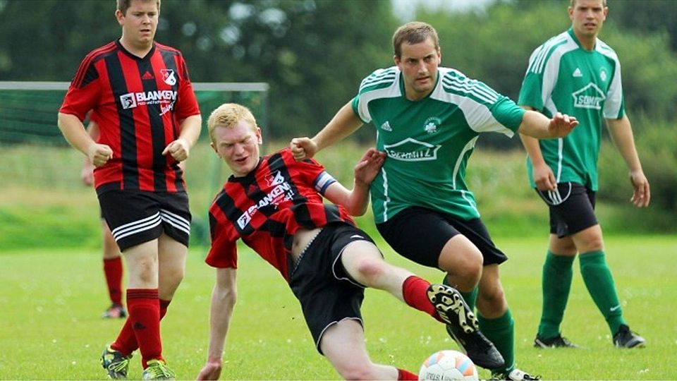 Gemeinde-Derby: Karlshöfens Dennis Schlüter setzt sich gegen den Kuhstedtermoorer Kapitän Nils Stelljes durch.Foto: Specht