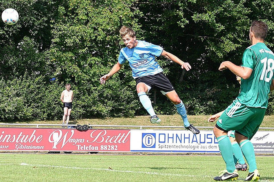 Der Überflieger: Nico Oefele (in blau-schwarz) erzielte gegen den FC Gerolfing zwei Tore und bereitete eines vor. Stefan Hoffmann (Nummer 18) schaut nur zu.  F.: Jais