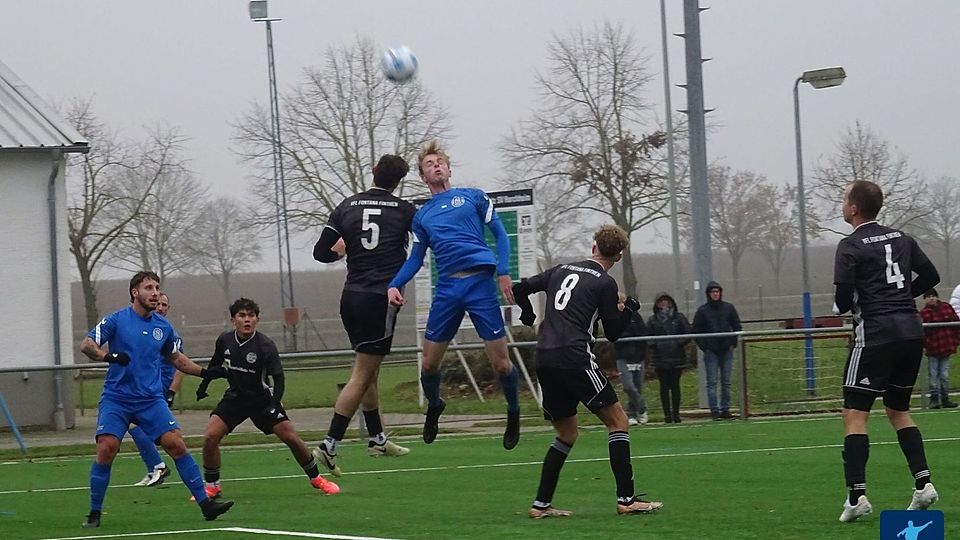 Kopfballduell in der Bezirksliga Rheinhessen zwischen dem SV Horchheim und Fontana Finthen.