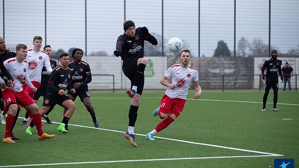 Vergab zuletzt vom Elfmeterpunkt die Chance auf den Siegtreffer für den FC Teutonia Weiden: Niklas Valerius.