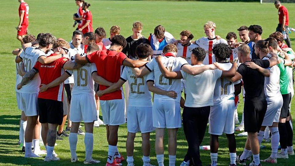 Zusammenhalt: RW Darmstadt will in der Fußball-Verbandsliga gegen die SG Bornheim nachlegen.	Foto: Peter Henrich