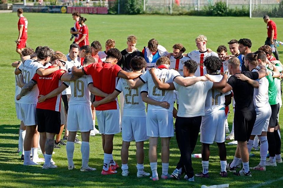 Zusammenhalt: RW Darmstadt will in der Fußball-Verbandsliga gegen die SG Bornheim nachlegen.	Foto: Peter Henrich