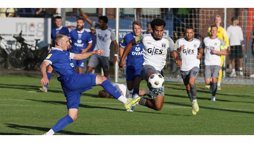 Derby-Duell um den Ball: Kristian Gaudermann (l.) vom VfB Marburg gegen den Stadtallendorfer Ben Onyekwere. © Jens Schmidt