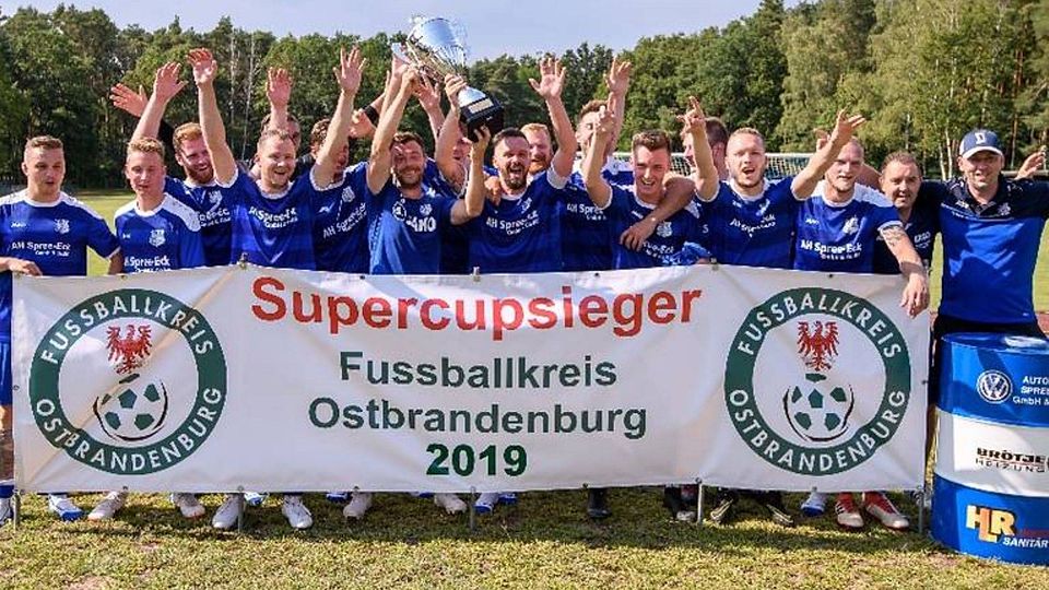Die zweite Mannschaft der Briesener feiert nach dem Kreispokal nun auch den Gewinn des  Super-Cups vom Fußballkreis Ostbrandenburg.  ©Andreas Hoffmann