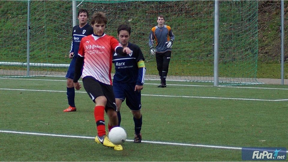 Gegner in Überzahl? Kein Problem bisher in dieser Vorrunde für die Kicker des SV Harderberg (in rot). Foto: Michael Schlinge