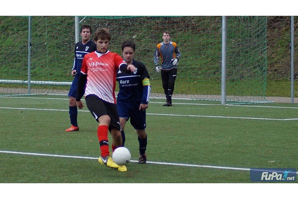 Gegner in Überzahl? Kein Problem bisher in dieser Vorrunde für die Kicker des SV Harderberg (in rot). Foto: Michael Schlinge