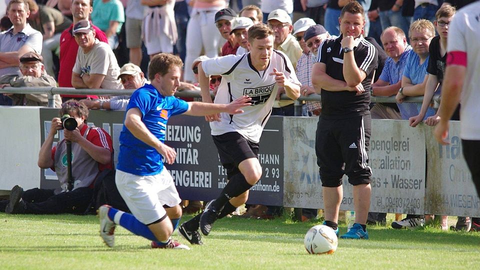 Christopher Lang (Weiß) und der FC Tegernheim wollen den sofortigen Wiederaufstieg in die Landesliga Mitte anpeilen. F: lst