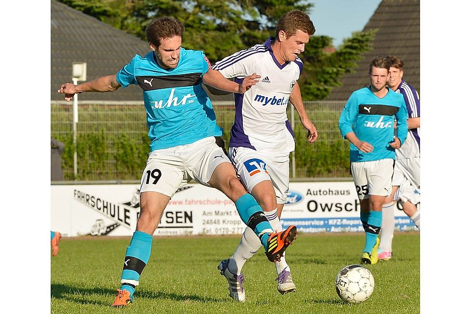 Damals Gegner, bald Teamkameraden: Kevin Schulz (Mitte) im Duell mit Nedim Hasanbegovic. Foto: Sieg