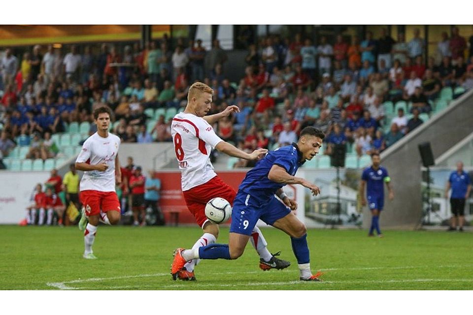 Serdal Kocak (blaues Trikot) bleibt bei der 1:4-Heimniederlage gegen die Sportfreunde Dorfmerkingen ohne Torerfolg.  Ufuk Arslan