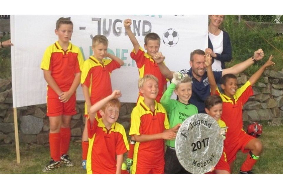 Voller Freude feiert hier die E2-Jugend-Fußballmannschaft der Spielgemeinschaft Altfalter, Diendorf, Nabburg die Meisterschaft.  Foto: sgb