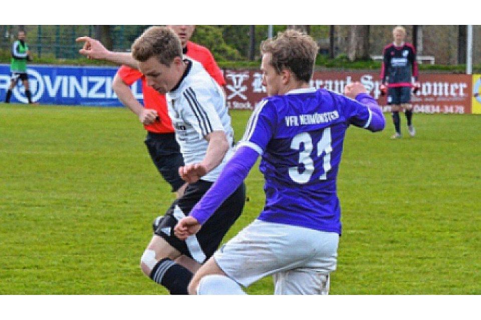 Auch diese Attacke kommt zu spät: Der Neumünsteraner Martin Genz (rechts) grätscht gegen den ballführenden Heider Tobias Hass.