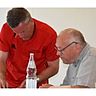 Regelkunde: Auch die Schiedsrichter-Obmänner Michael Reichert (links) und Heinz Rothe blätterten sich durch die Satzungen und Verordnungen, um Fehler zu vermeiden. © Foto: Stefan Zwahr