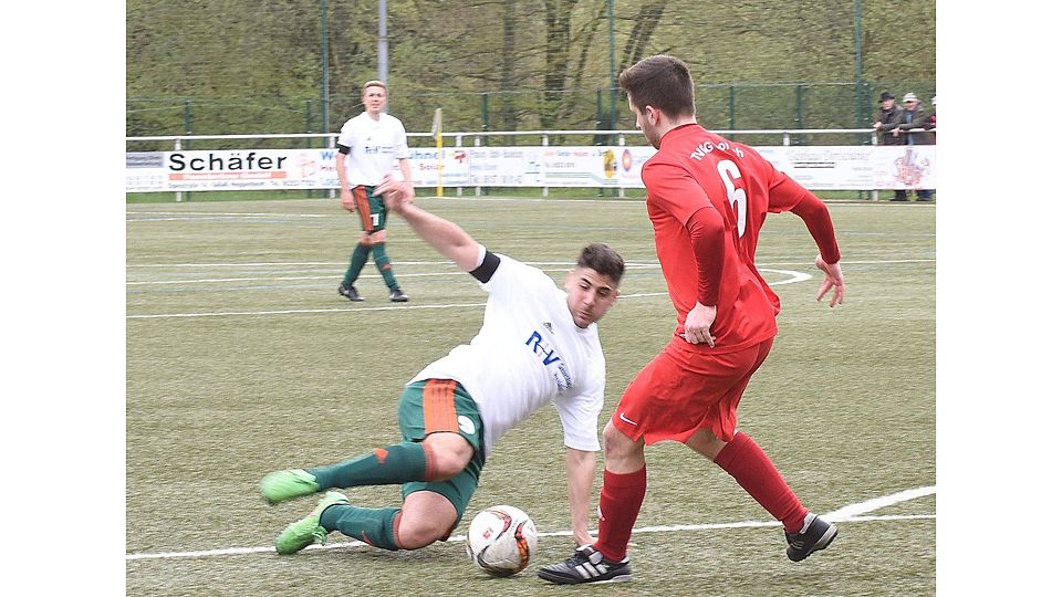 Dennis Wojtaszek (Tvgg Lorsch, rechts) erzielte  das Siegtor im Spiel bei der KSG Mitlechtern  (links Ertan Oymak).	Foto: Jürgen Strieder