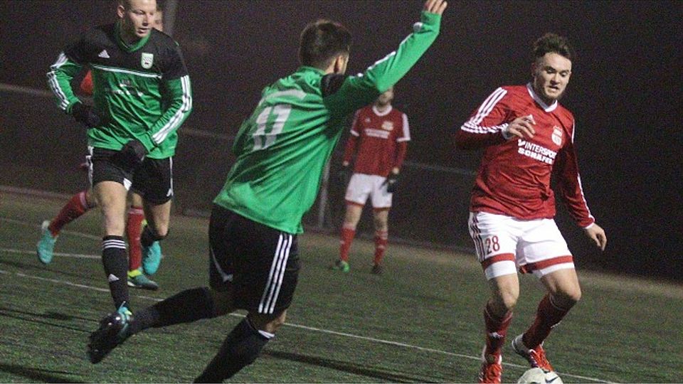 Florian Unckrich von RWO Alzey hatte im Spiel gegen den SV Kirchheimbolanden Platz. Links versucht Sebastian Rasiti, das Loch zu stopfen.